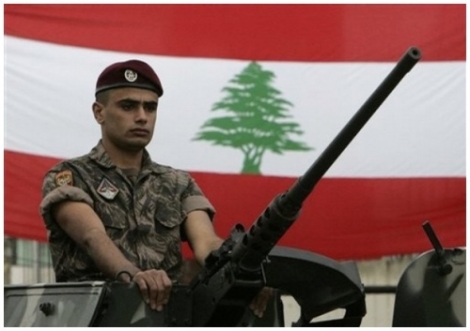 Soldat de l´armée libanaise sur son blindé léger de reconnaissance